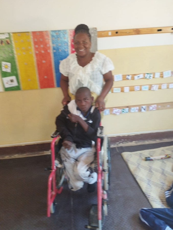 Petro con la maestra Agnes della Nyumba Ali che l' ha preparato per la scuola pubblica